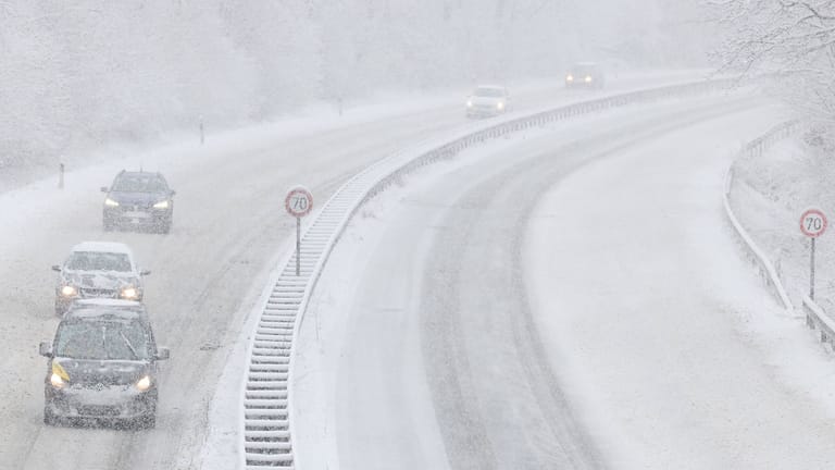 Wintereinbruch im Siegerland: In vielen Teilen Deutschlands waren die Straßenbedingungen am Mittwochmorgen schwierig.
