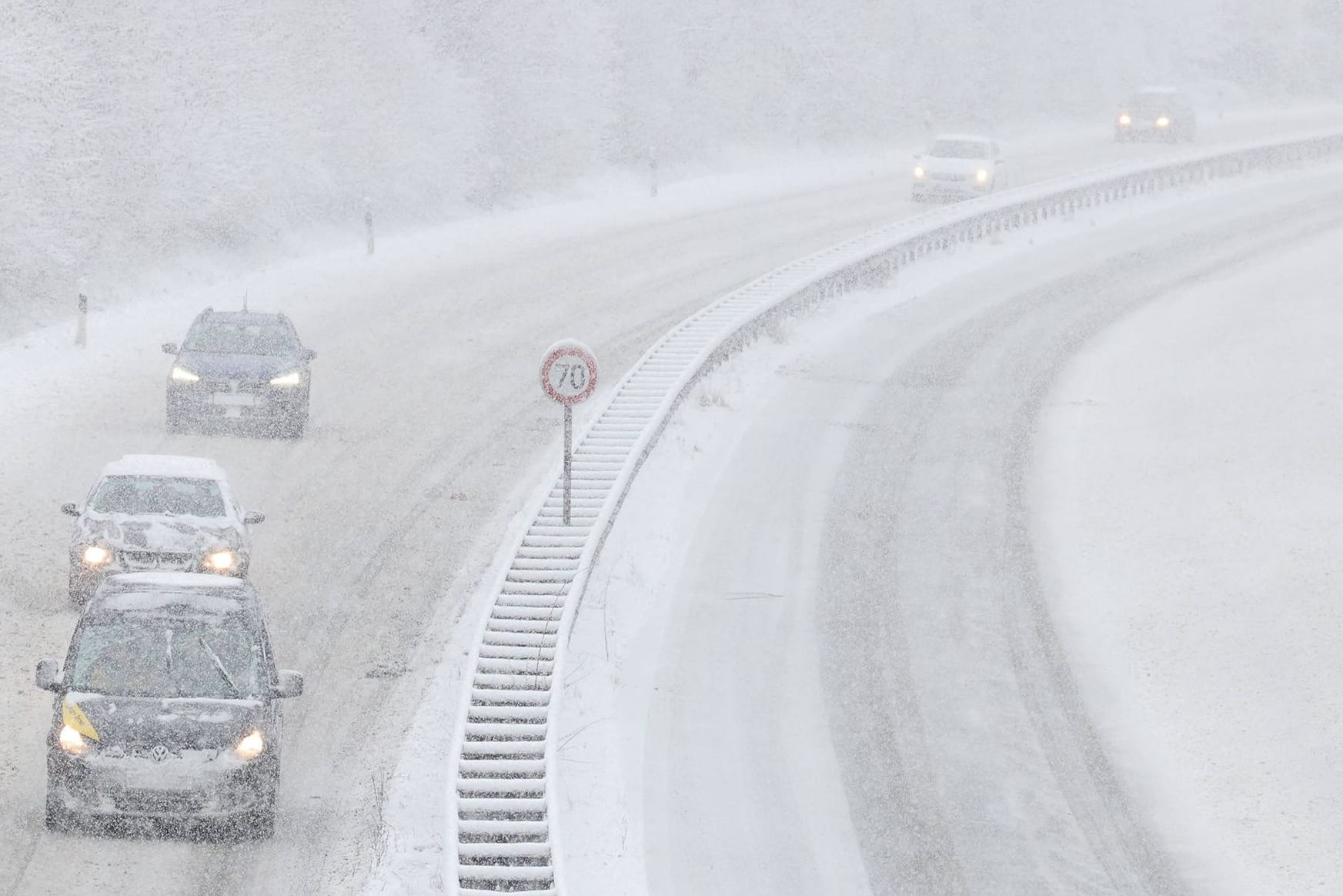 Wintereinbruch im Siegerland: In vielen Teilen Deutschlands waren die Straßenbedingungen am Mittwochmorgen schwierig.