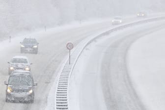 Wintereinbruch im Siegerland: In vielen Teilen Deutschlands waren die Straßenbedingungen am Mittwochmorgen schwierig.