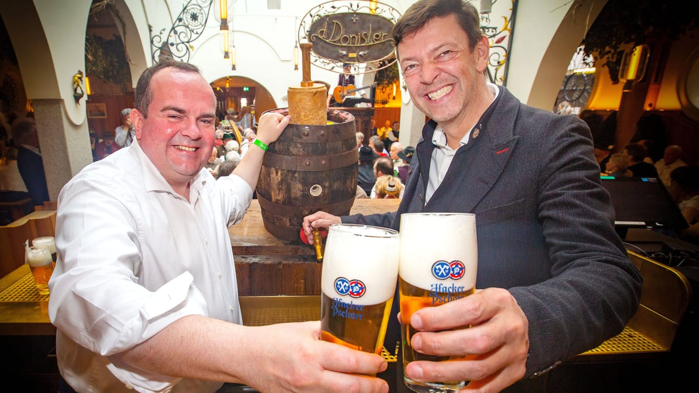 Wiesn-Chef Clemens Baumgärtner stößt mit Skandal-Wirt Peter Reichert an (Archivbild): Der Gastronom muss sich für mehrere Fehltritte verantworten.