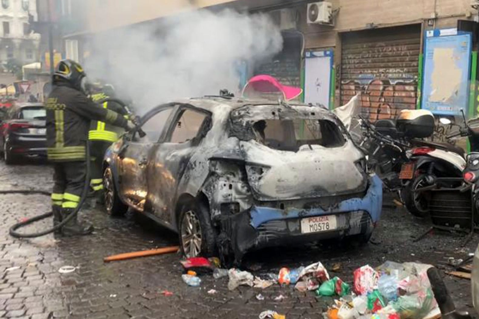 Nach den Randalen wurde das Ausmaß sichtbar: Ein Feuerwehrmann löschte hier ein brennendes Auto.