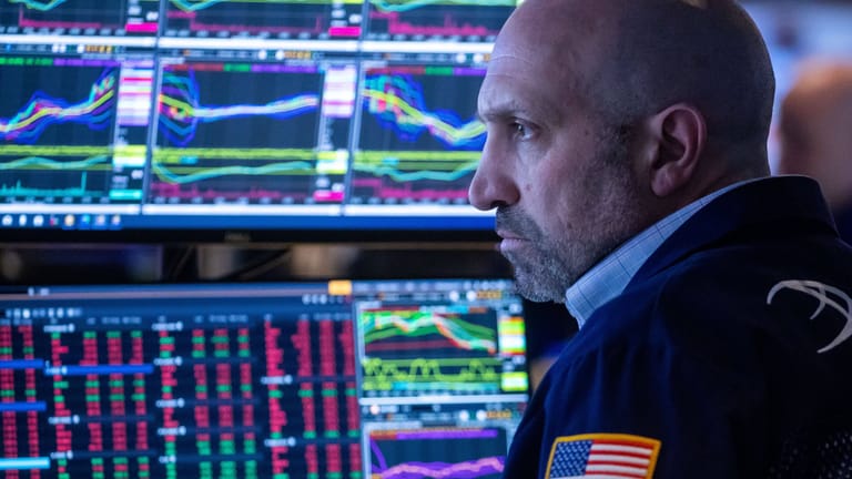 Ein Aktienhändler an der New Yorker Börse: Die Pleite der SVB hält die Finanzmärkte in Atem.
