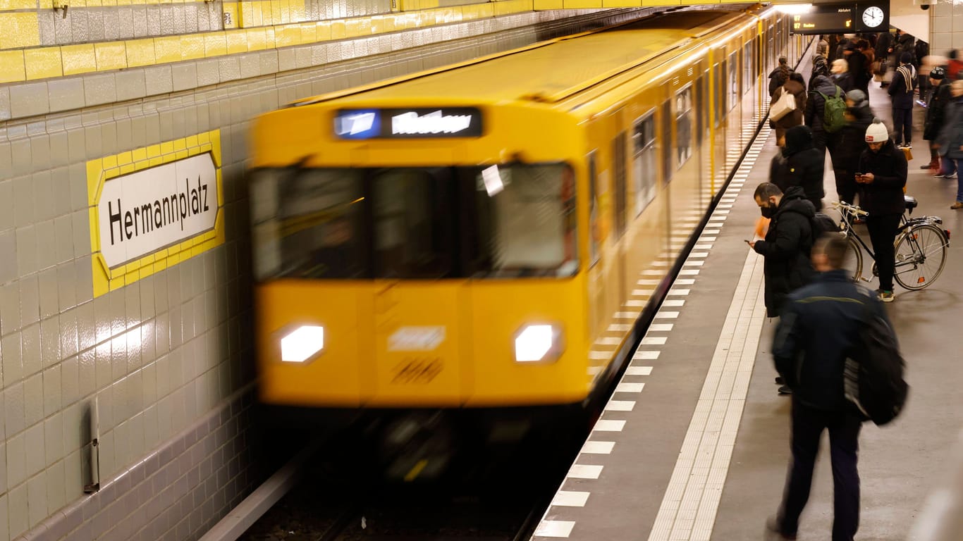 Eine U-Bahn in Berlin (Archivbild): Bald kommt das 49-Euro-Ticket für den Personennahverkehr.