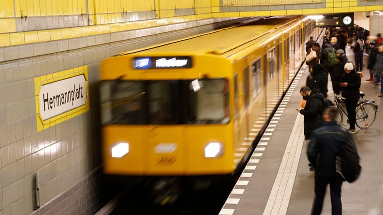 Eine U-Bahn in Berlin (Archivbild): Bald kommt das 49-Euro-Ticket für den Personennahverkehr.