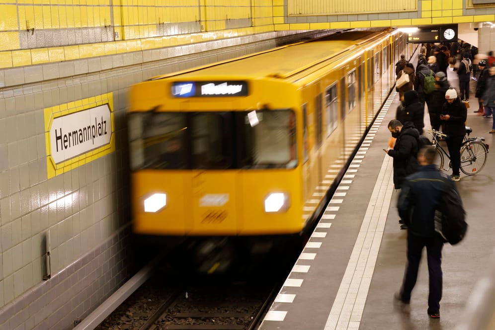 Eine U-Bahn in Berlin (Archivbild): Bald kommt das 49-Euro-Ticket für den Personennahverkehr.