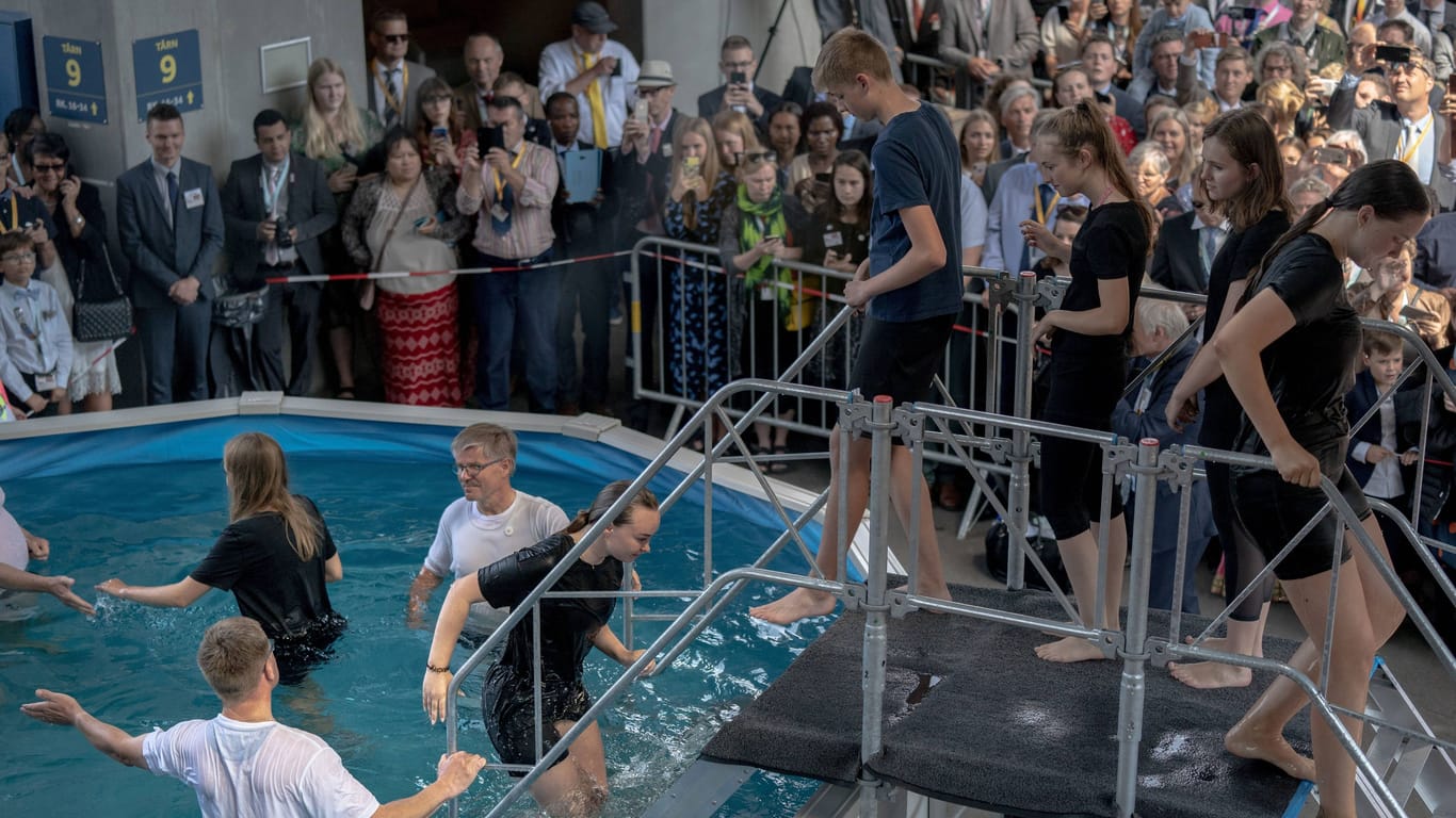 Massentaufe bei einem Kongress der Zeugen Jehovas in Dänemark (Archivbild): Die Taufe im Kindesalter lehnen die Zeugen Jehovas ab.