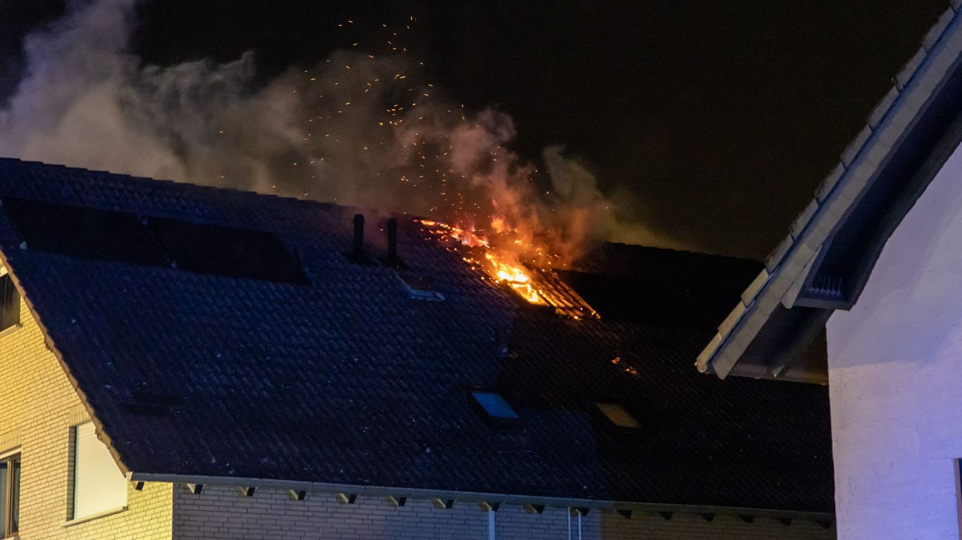 Flammen schlagen aus dem Wohnhausdach: Die Feuerwehr hatte Schwierigkeiten, in den Spitzboden mit dem Brandherd vorzudringen.