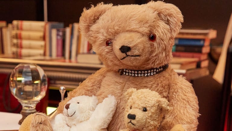 Teddybären stehen während eines Benefizverkaufs im Theater Hamburger Kammerspiele auf einem Tisch: Der große Bär mit dem Halsband soll Tiller bis zum Schluss begleitet haben.