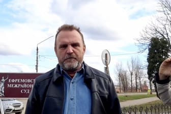 Wladimir Biljenko, Anwalt des verurteilten und verschwundenen Vaters, vor der versammelten Presse: "Wir haben ihn zuletzt gestern gesehen."