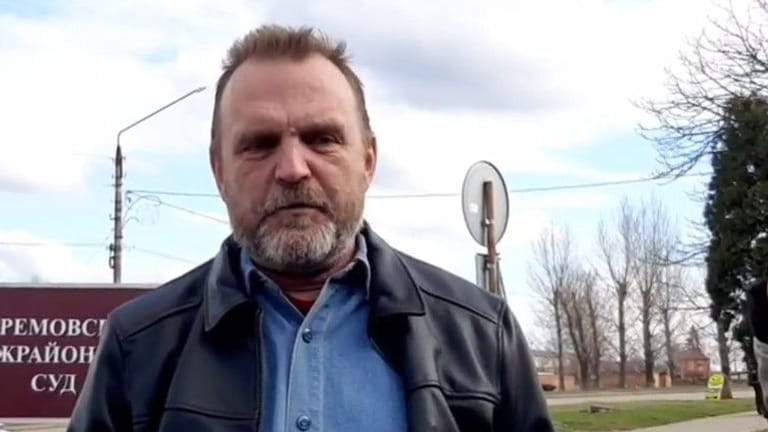 Wladimir Biljenko, Anwalt des verurteilten und verschwundenen Vaters, vor der versammelten Presse: "Wir haben ihn zuletzt gestern gesehen."