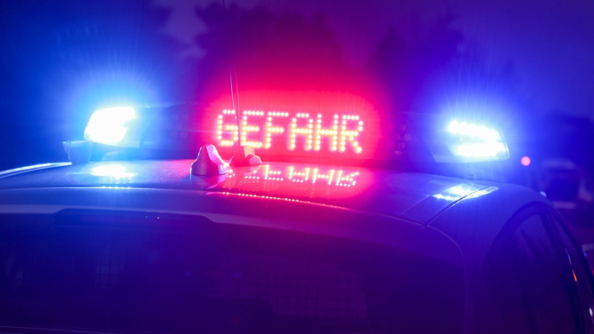 Der Hinweis "Gefahr" leuchtet auf dem Dach eines Einsatzwagens der Polizei: In Oberbayern kam es zu einem Zusammenstoß mit einem Tanklastzug. Der Hinweis "Gefahr" leuchtet auf dem Dach eines Einsatzwagens der Polizei: In Oberbayern kam es zu einem Zusammenstoß mit einem Tanklastzug.