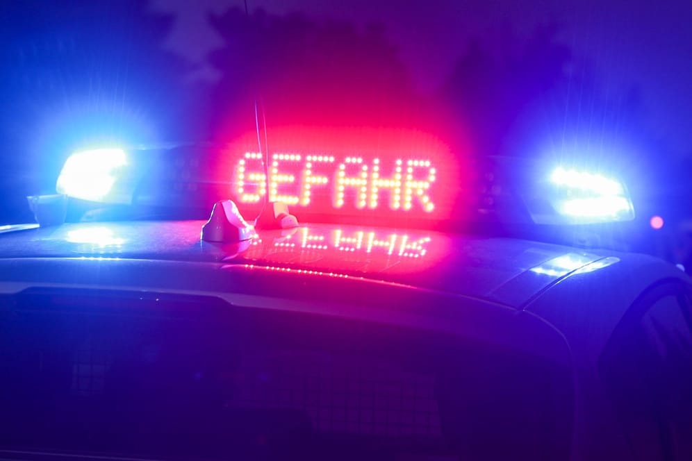 Der Hinweis "Gefahr" leuchtet auf dem Dach eines Einsatzwagens der Polizei: In Oberbayern kam es zu einem Zusammenstoß mit einem Tanklastzug.