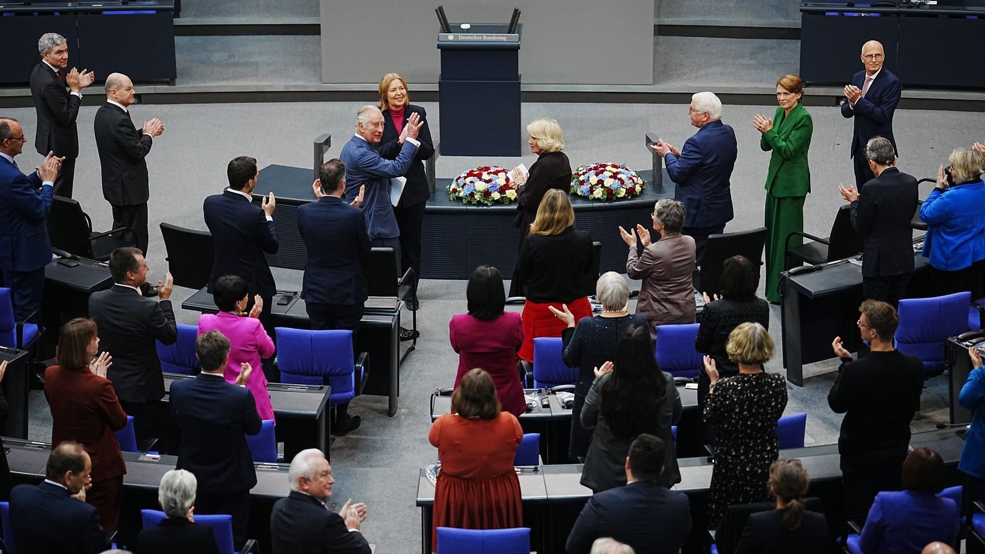 Standing Ovations nach Charles' Rede: Der König sorgte auch für Lacher.