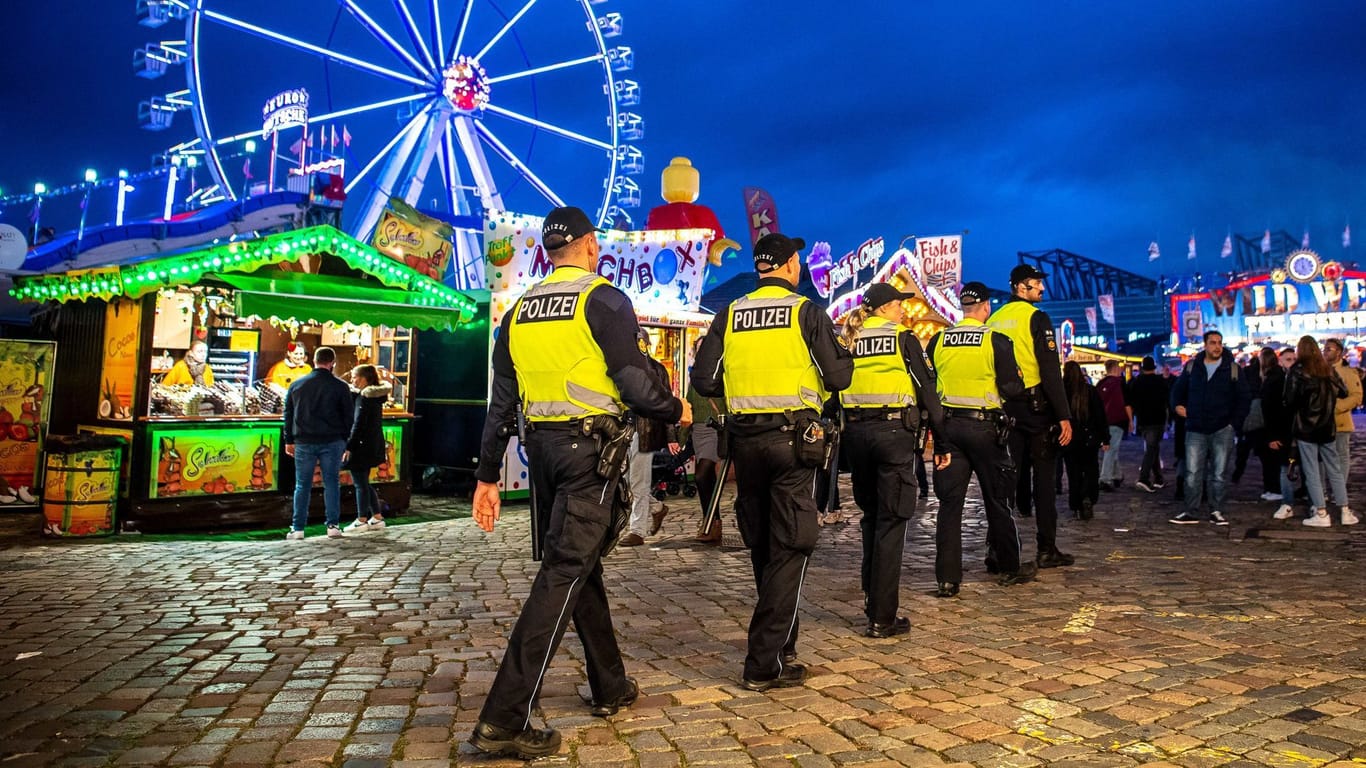 Polizistinnen und Polizisten laufen über den Freimarkt (Archivfoto): Der Vorschlag der Bremer Jusos spaltet das Netz.