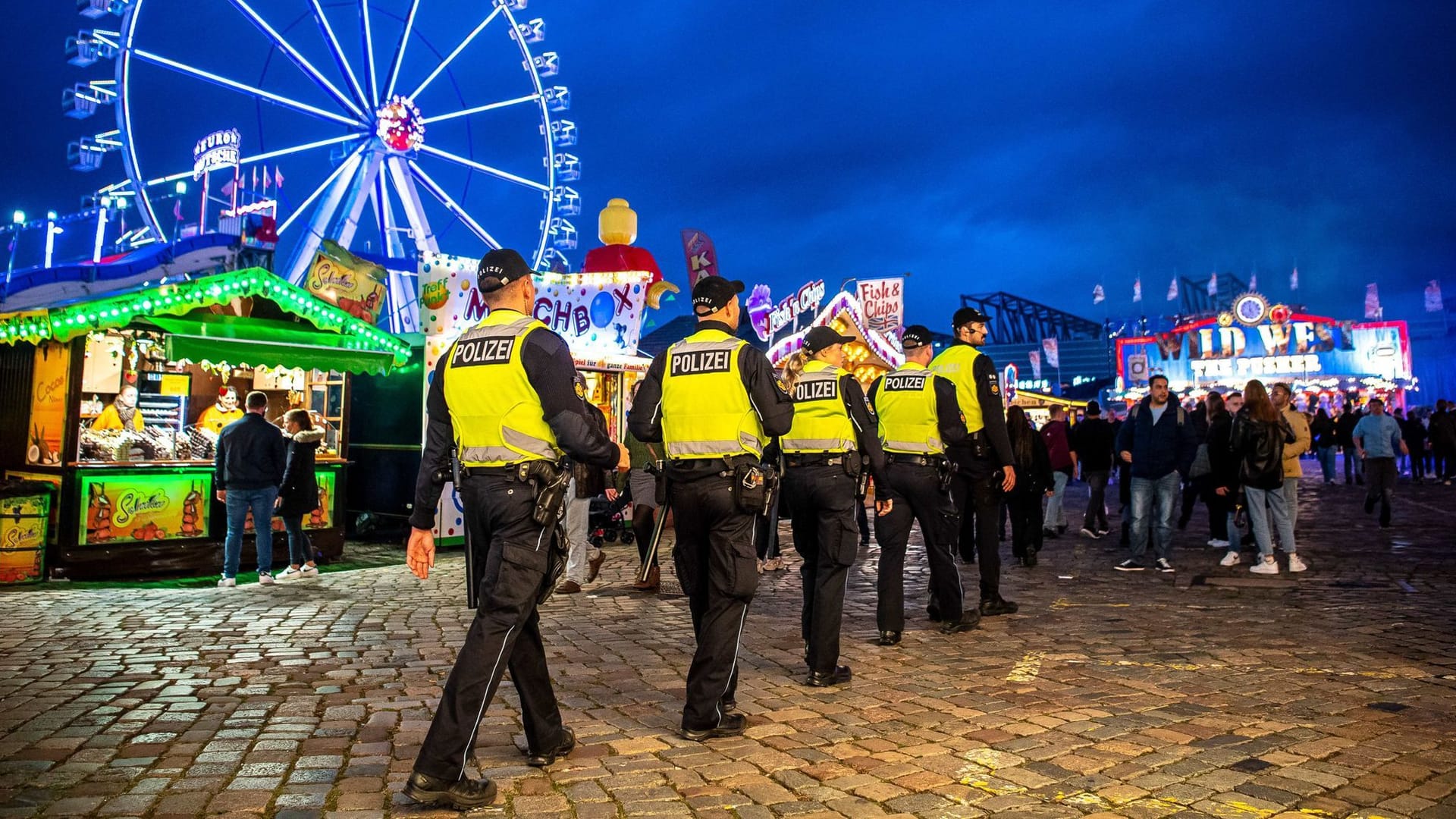 Polizistinnen und Polizisten laufen über den Freimarkt (Archivfoto): Der Vorschlag der Bremer Jusos spaltet das Netz. Polizistinnen und Polizisten laufen über den Freimarkt (Archivfoto): Der Vorschlag der Bremer Jusos spaltet das Netz.
