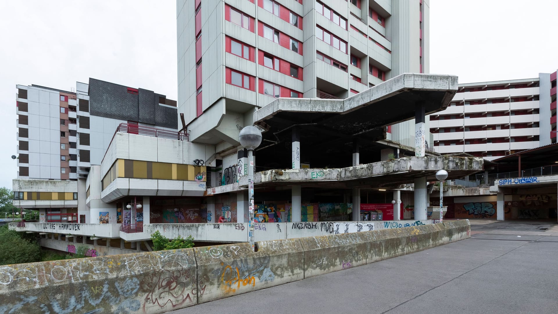 Das Ihmezentrum in Hannovers Stadtteil Linden-Nord (Archivbild): Nach langem Hin und Her hat die Stadt Hannover entschieden, endgültig aus der Bauruine auszusteigen.