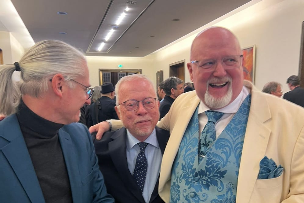 Gute Laune am AfD-tisch im Frankfurter Römer: AfD-Fraktionschef Patrick Schenk (links), Volker Stein und Thomas Bäppler-Wolf (rechts).