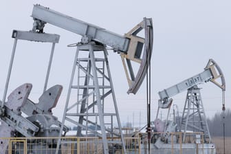 Ölfeld in Russland (Archiv): Laut dem Finanzministerium sind die Öl- und Gaseinnahmen um fast die Hälfte gesunken.