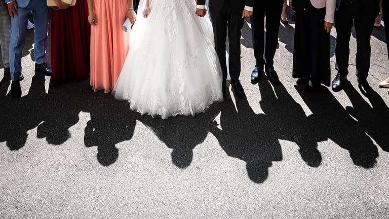 Brautpaar und Hochzeitsgäste (Symbolbild): Eine Hochzeitsgesellschaft sorgte für eine Menge Chaos.