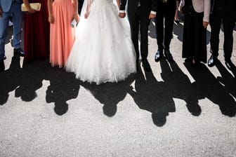 Brautpaar und Hochzeitsgäste (Symbolbild): Eine Hochzeitsgesellschaft sorgte für eine Menge Chaos.