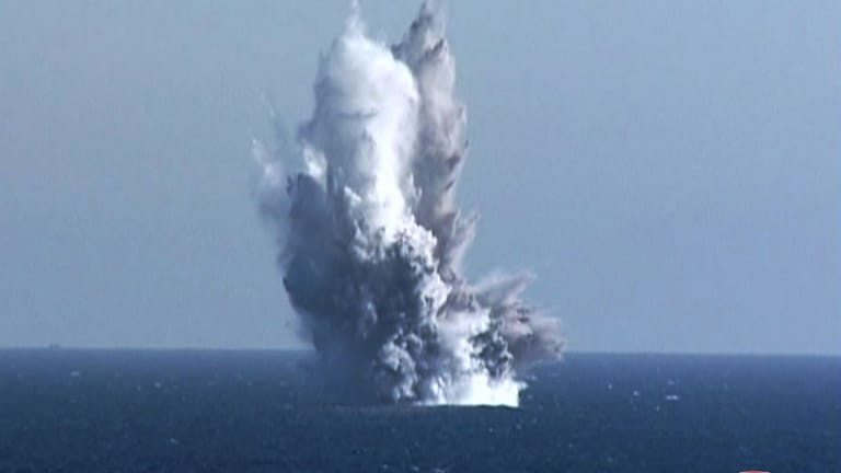 Diese von der staatlichen nordkoreanischen Nachrichtenagentur KCNA zur Verfügung gestellte Aufnahme soll nach Angaben die Unterwasserexplosion eines Testsprengkopfes zeigen.