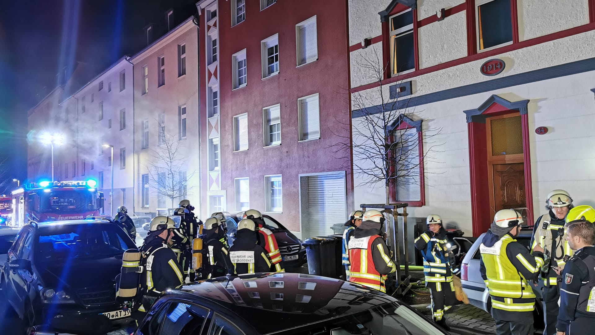 Einsatzkräfte der Feuerwehr in Bochum: In der Nacht auf Montag ist im Untergeschoss eines Mehrfamilienhauses ein Feuer ausgebrochen. Einsatzkräfte der Feuerwehr in Bochum: In der Nacht auf Montag ist im Untergeschoss eines Mehrfamilienhauses ein Feuer ausgebrochen.