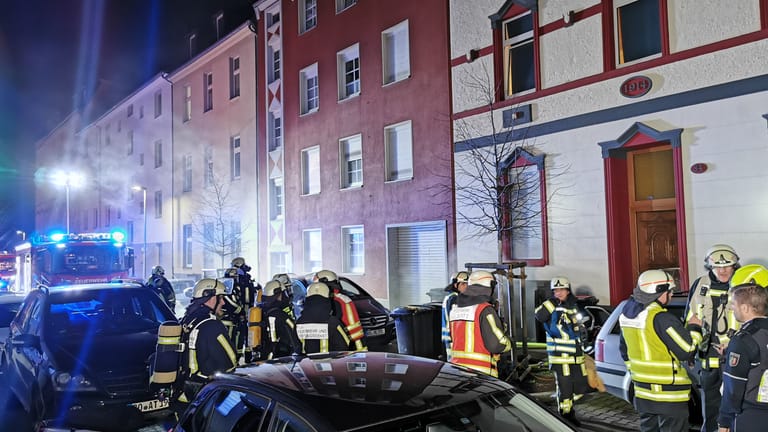 Einsatzkräfte der Feuerwehr in Bochum: In der Nacht auf Montag ist im Untergeschoss eines Mehrfamilienhauses ein Feuer ausgebrochen.
