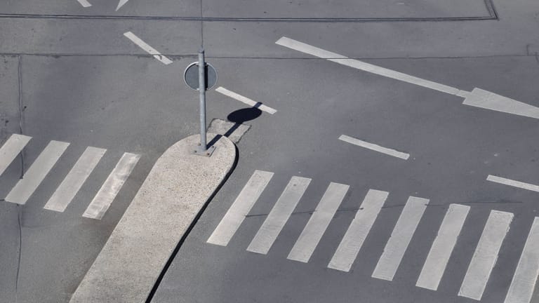 Fußgängerüberweg auf einer Straße (Symbolbild): In Pankow wurde ein Elfjähriger von einem Auto gerammt.