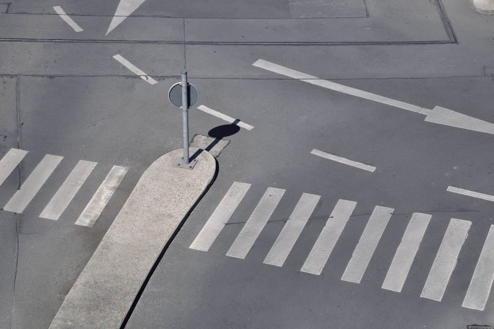 Fußgängerüberweg auf einer Straße (Symbolbild): In Pankow wurde ein Elfjähriger von einem Auto gerammt.