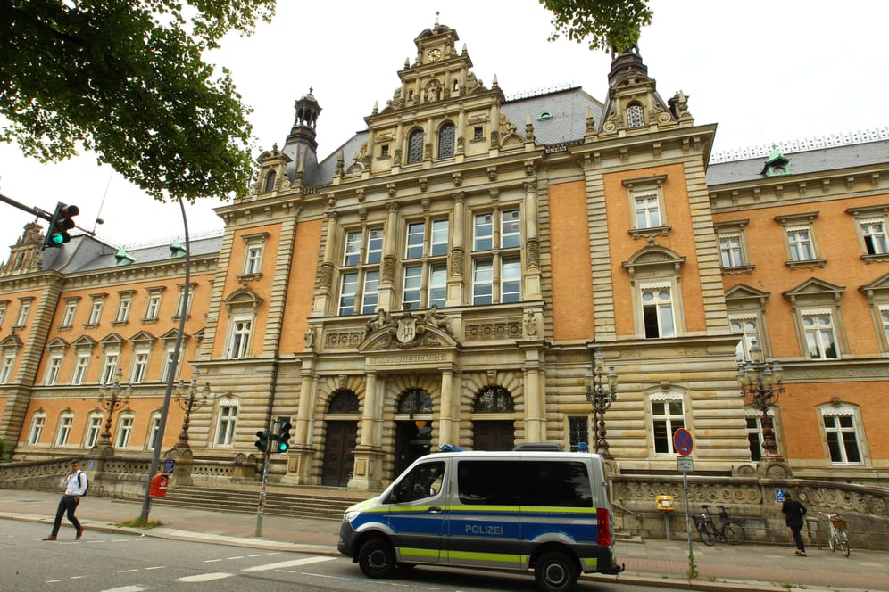 Das Landgericht Hamburg (Archivbild): Der Ex-Fraktionschef der Grünen im Bezirk Mitte, Michael Osterburg, ist wegen Untreue angeklagt.
