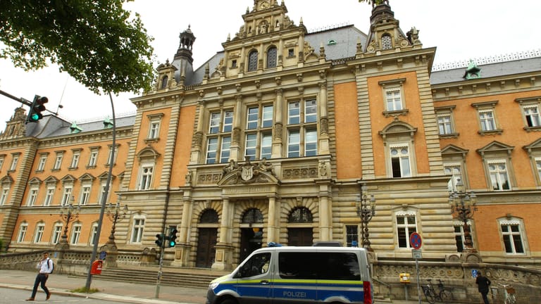 Das Landgericht Hamburg (Archivbild): Der Ex-Fraktionschef der Grünen im Bezirk Mitte, Michael Osterburg, ist wegen Untreue angeklagt.