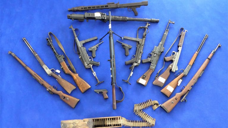Eine Auswahl der sichergestellten illegalen Waffen: Gewehre, Maschinenpistolen, Karabiner, Pistolen, Munition.