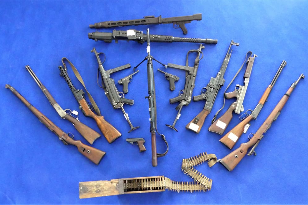 Eine Auswahl der sichergestellten illegalen Waffen: Gewehre, Maschinenpistolen, Karabiner, Pistolen, Munition.