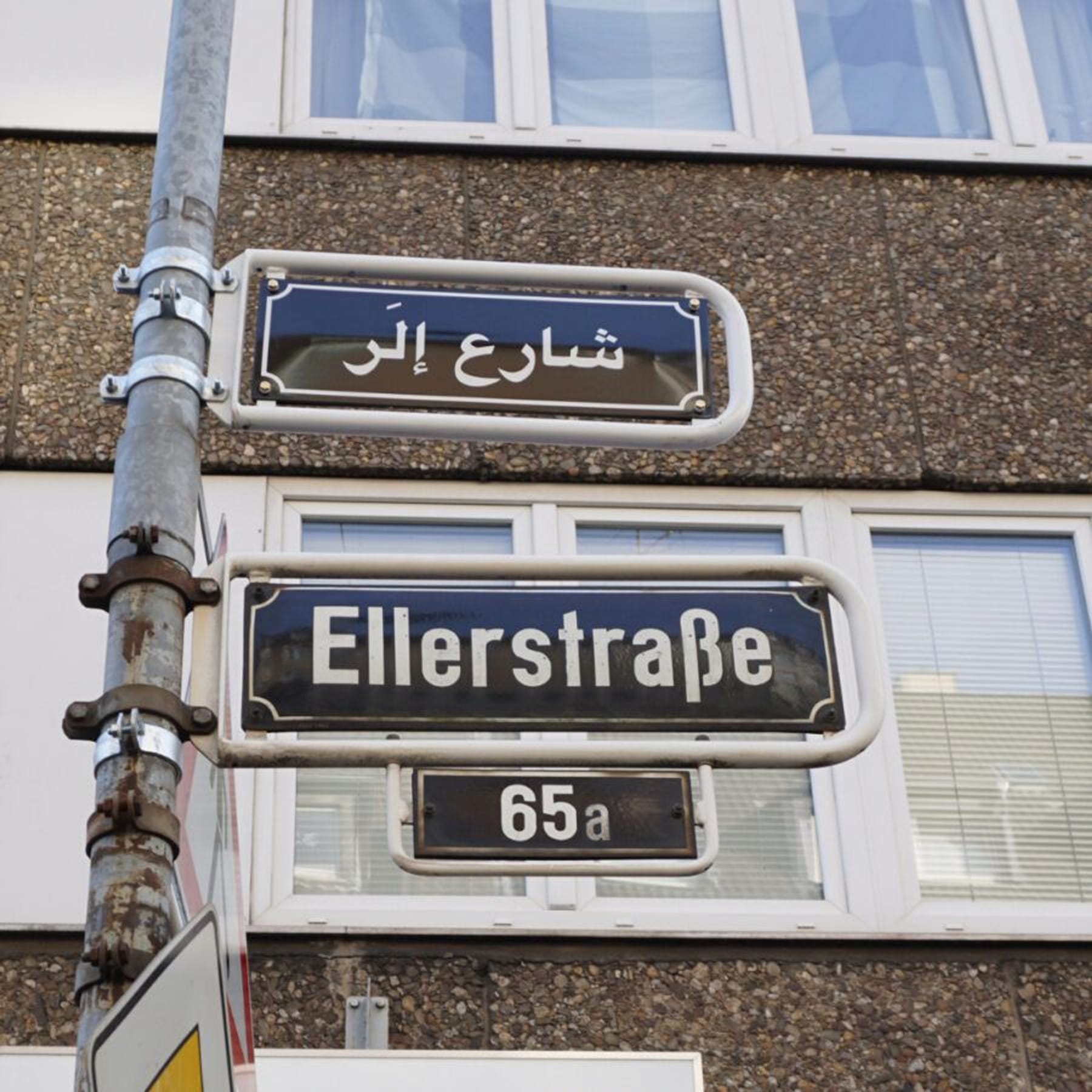 Rassismus in Düsseldorf: Arabisches Straßenschild verunstaltet