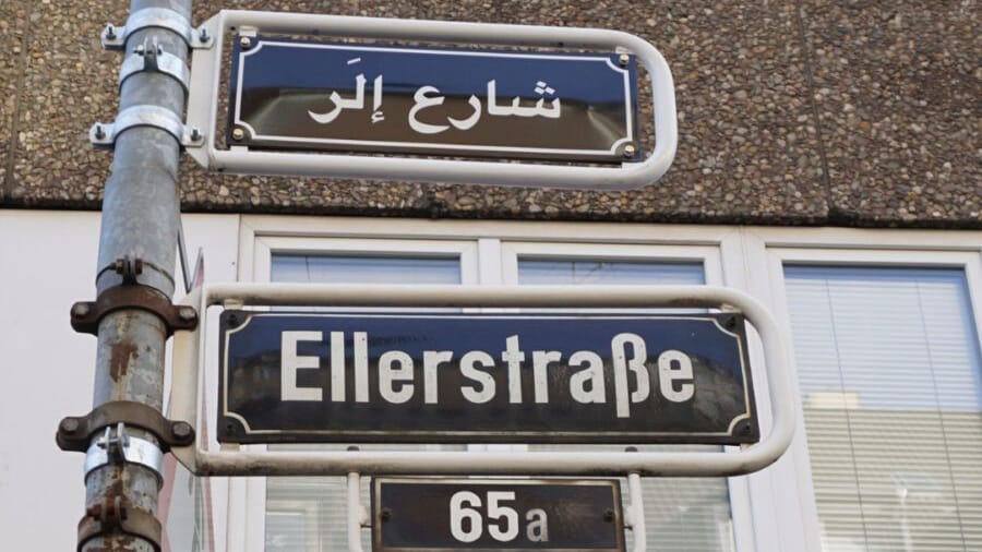 Arabisches Straßenschild an der Ellerstraße: Die Polizei sucht nach Zeugen, die die Tat gesehen haben.