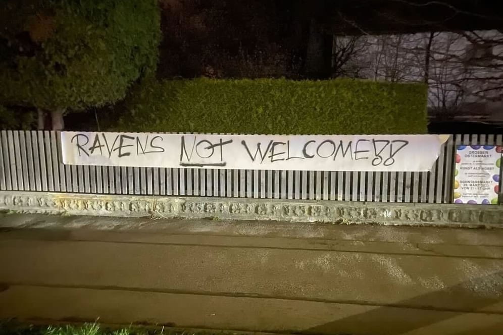 Banner in Unterhaching gegen den Verkauf des Stadions: "Ravens not welcome"