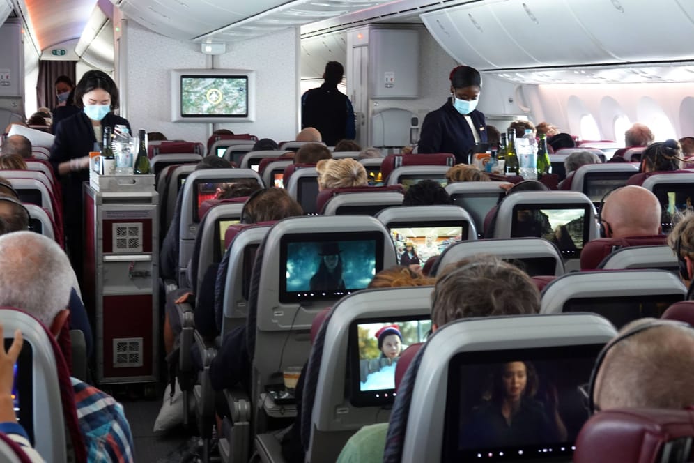 Die Passagierkabine in einem Flugzeug (Symbolbild): In den USA verließ eine Frau nach einer Abstimmung gegen sie den Flieger.