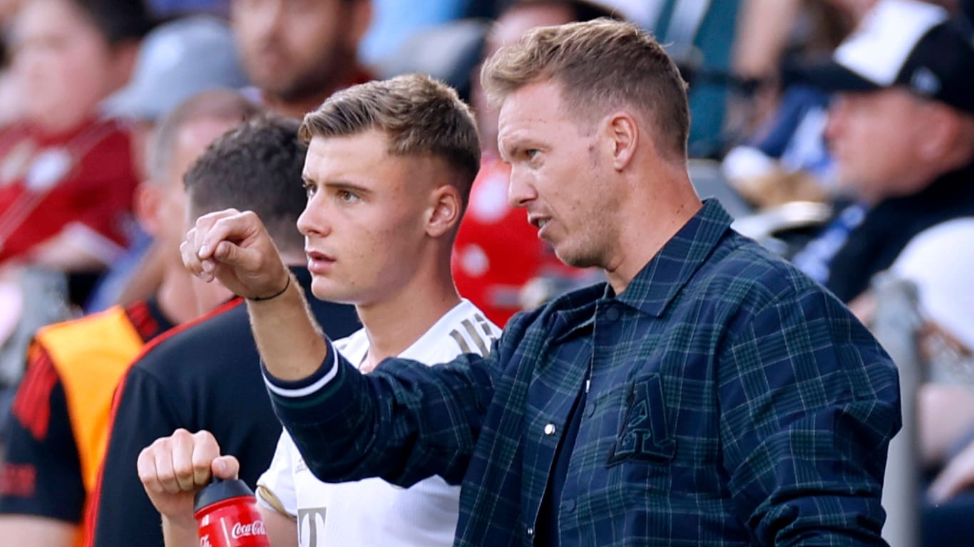 Gabriel Vidovic und Julian Nagelsmann (r.): Der nun entlassene Chefcoach des FC Bayern schätzte das Supertalent der Münchner sehr.