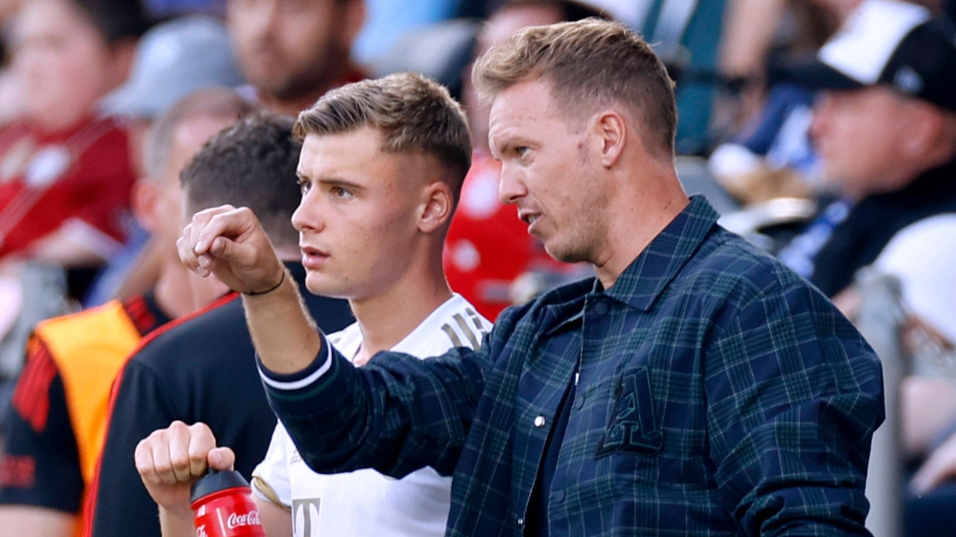 Gabriel Vidovic und Julian Nagelsmann (r.): Der nun entlassene Chefcoach des FC Bayern schätzte das Supertalent der Münchner sehr.