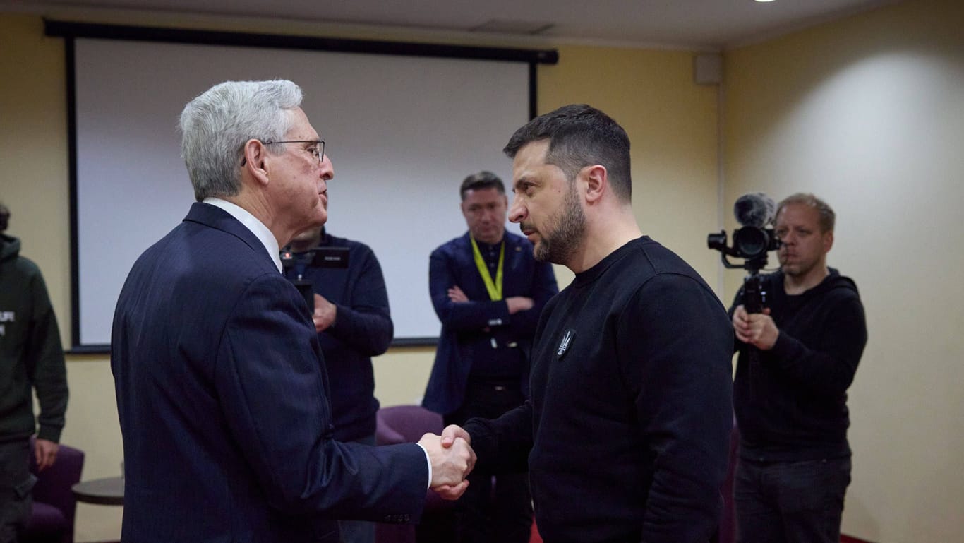 US-Justizminister Merrick Garland schüttelt Wolodymyr Selenskyj die Hand: Die beiden trafen sich in der Ukraine.