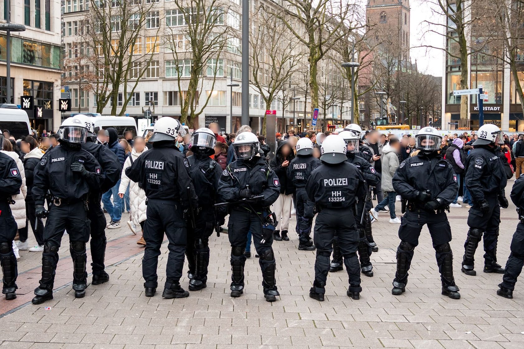 Polizisten in der Mönckebergstraße in Hamburg: Nach einem offenbar irreführenden Aufruf aus Social Media gerieten die Einsatzkräfte mit hunderte jungen Menschen aneinander.