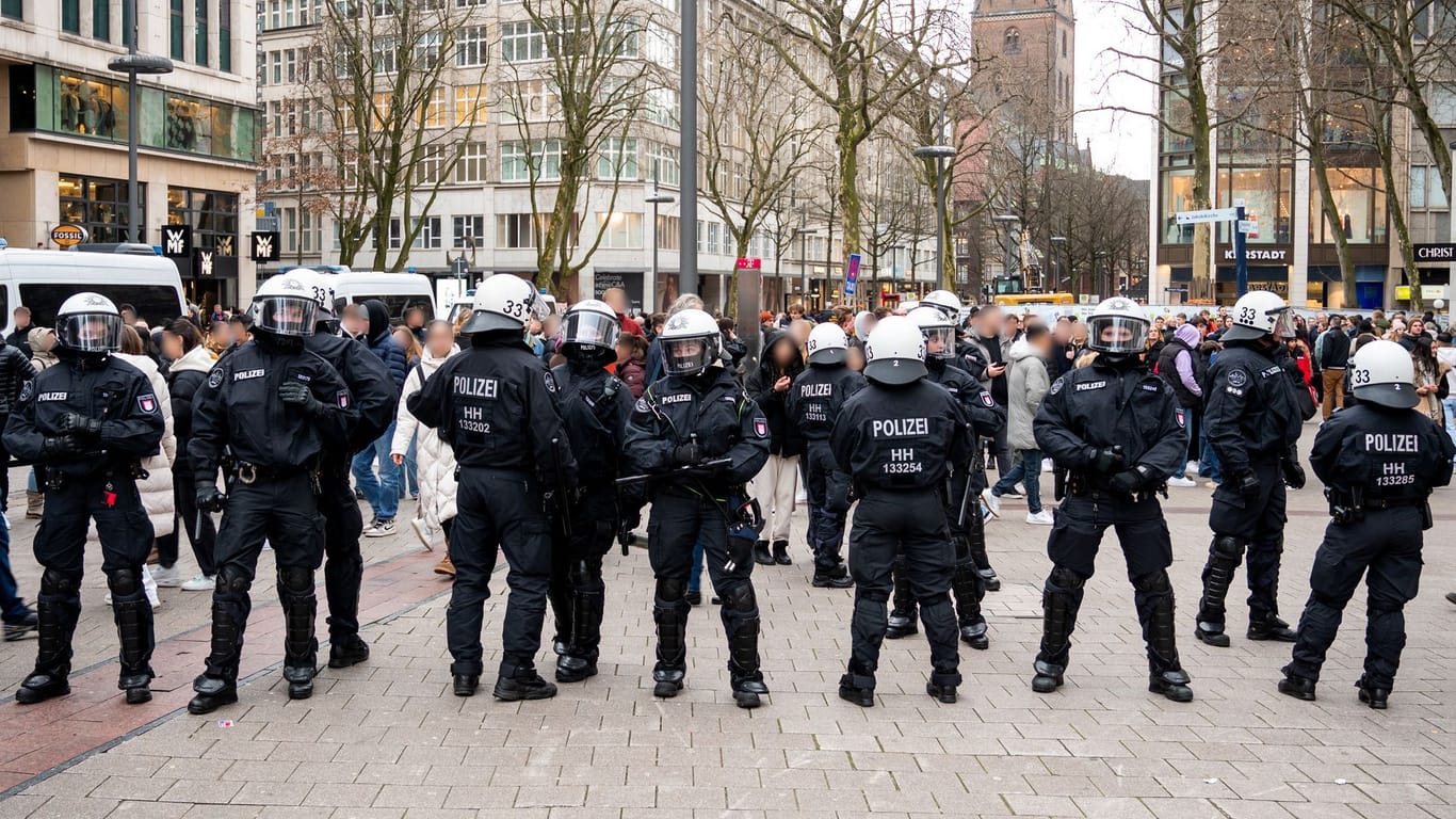Polizisten in der Mönckebergstraße in Hamburg: Nach einem offenbar irreführenden Aufruf aus Social Media gerieten die Einsatzkräfte mit hunderte jungen Menschen aneinander.
