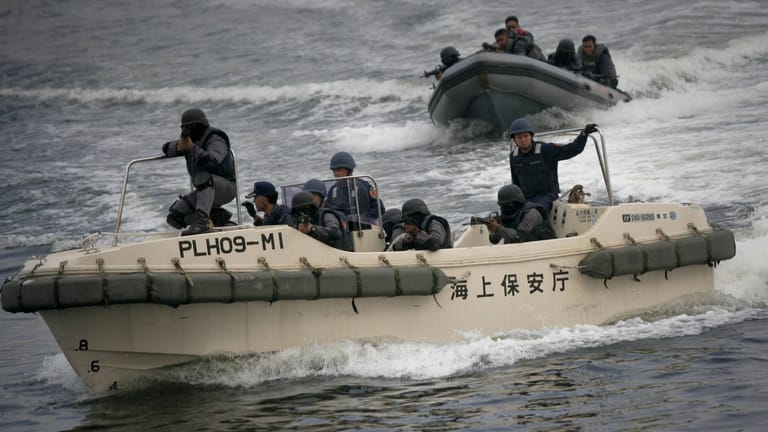 Gemeinsame Anti-Terror-Übung der philippinischen und japanischen Küstenwache in Manila (Archivbild): Vor der Küste einer kleinen Insel wurden Dutzende chinesische Boote gesichtet.