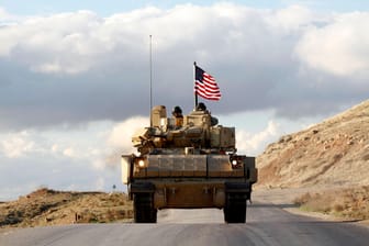 Amerikanische Soldaten in Syrien (Archivbild): Ein US-Soldat ist laut Pentagon bei einem Drohnenangriff gestorben.