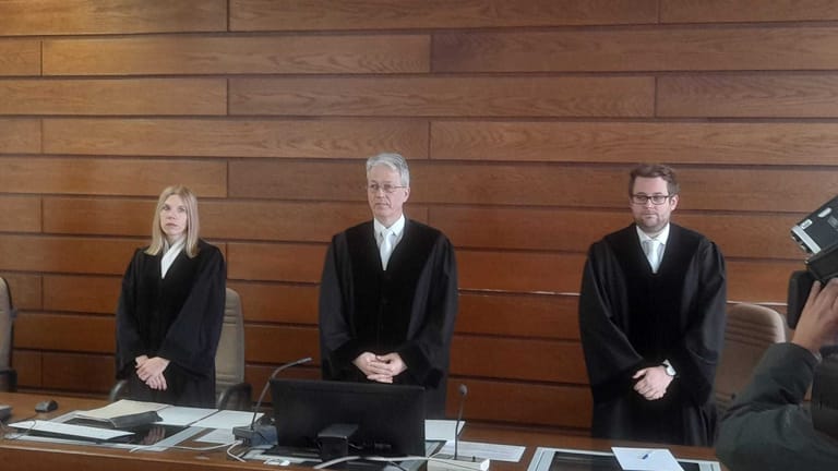 Richter Dirk Eßer da Silva (Mitte) ist für den Prozess zuständig.