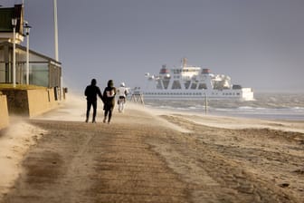 Eine Fähre fährt entlang der Nordseeküste (Symbolfoto): Die Reederei HNL will nur zeitlich begrenzt in Deutschland bleiben.