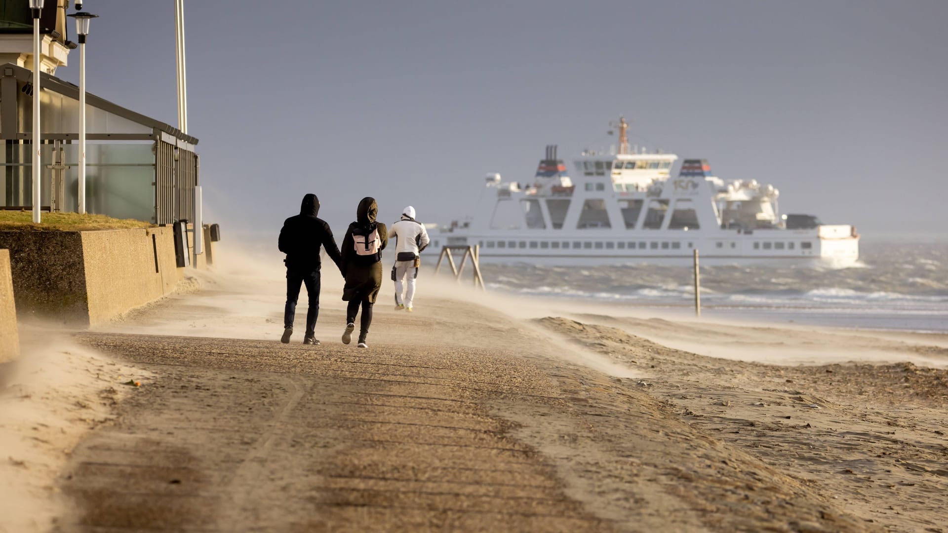 Eine Fähre fährt entlang der Nordseeküste (Symbolfoto): Die Reederei HNL will nur zeitlich begrenzt in Deutschland bleiben.