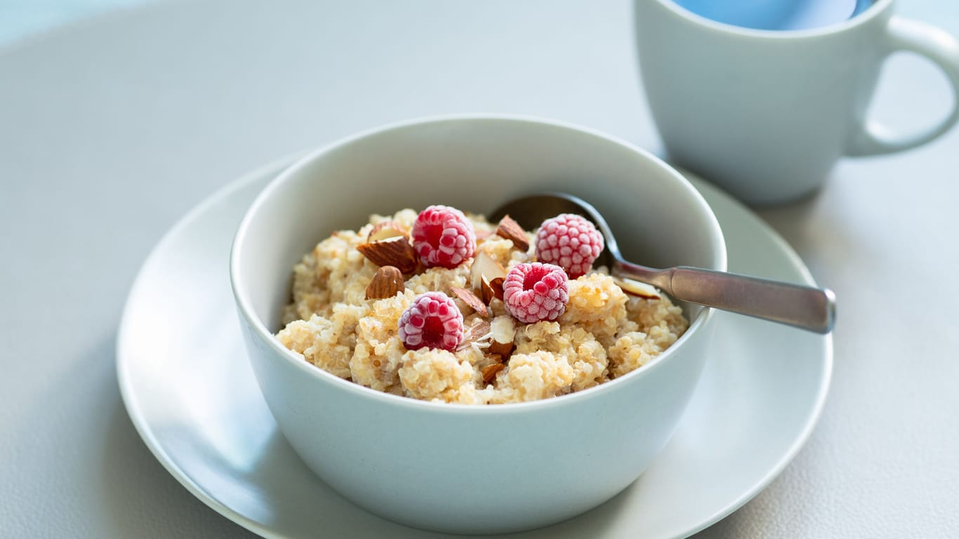 Quinoa Porridge mit Himbeeren: Eine Generation achtet besonders auf ein gesundes Frühstück.