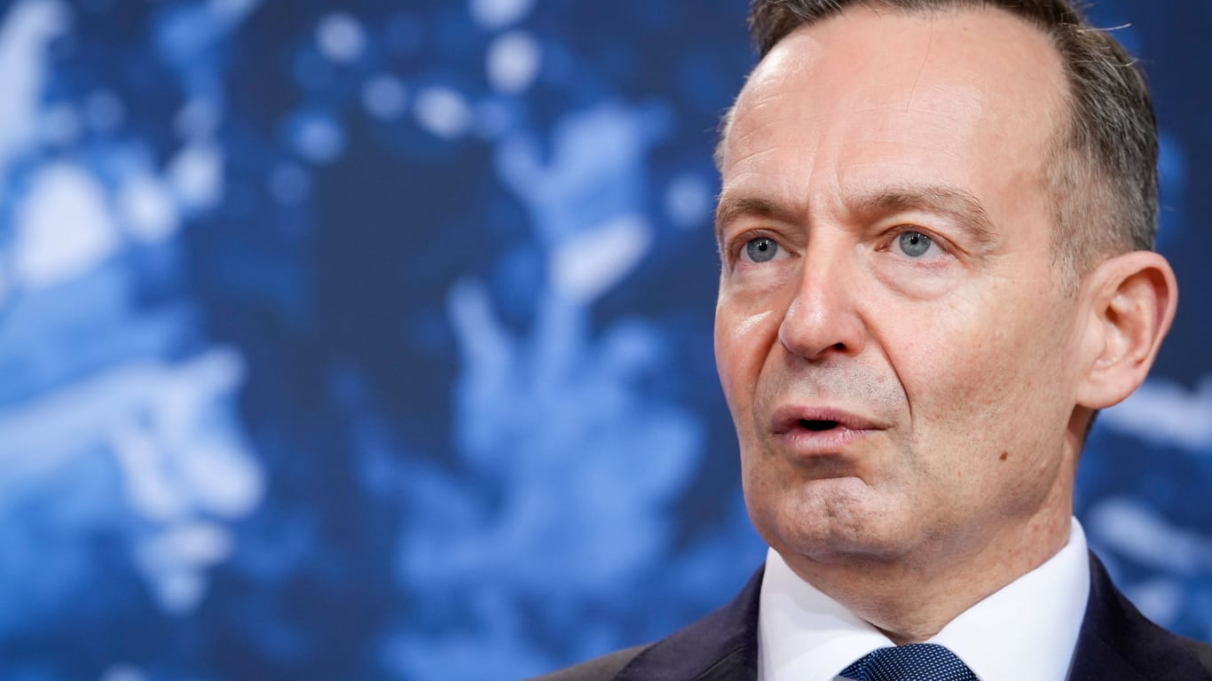 Verkehrsminister Volker Wissing: Der FDP-Politiker will Neuzulassungen von mit E-Fuels betankten Verbrennerautos auch nach 2035 ermöglichen.