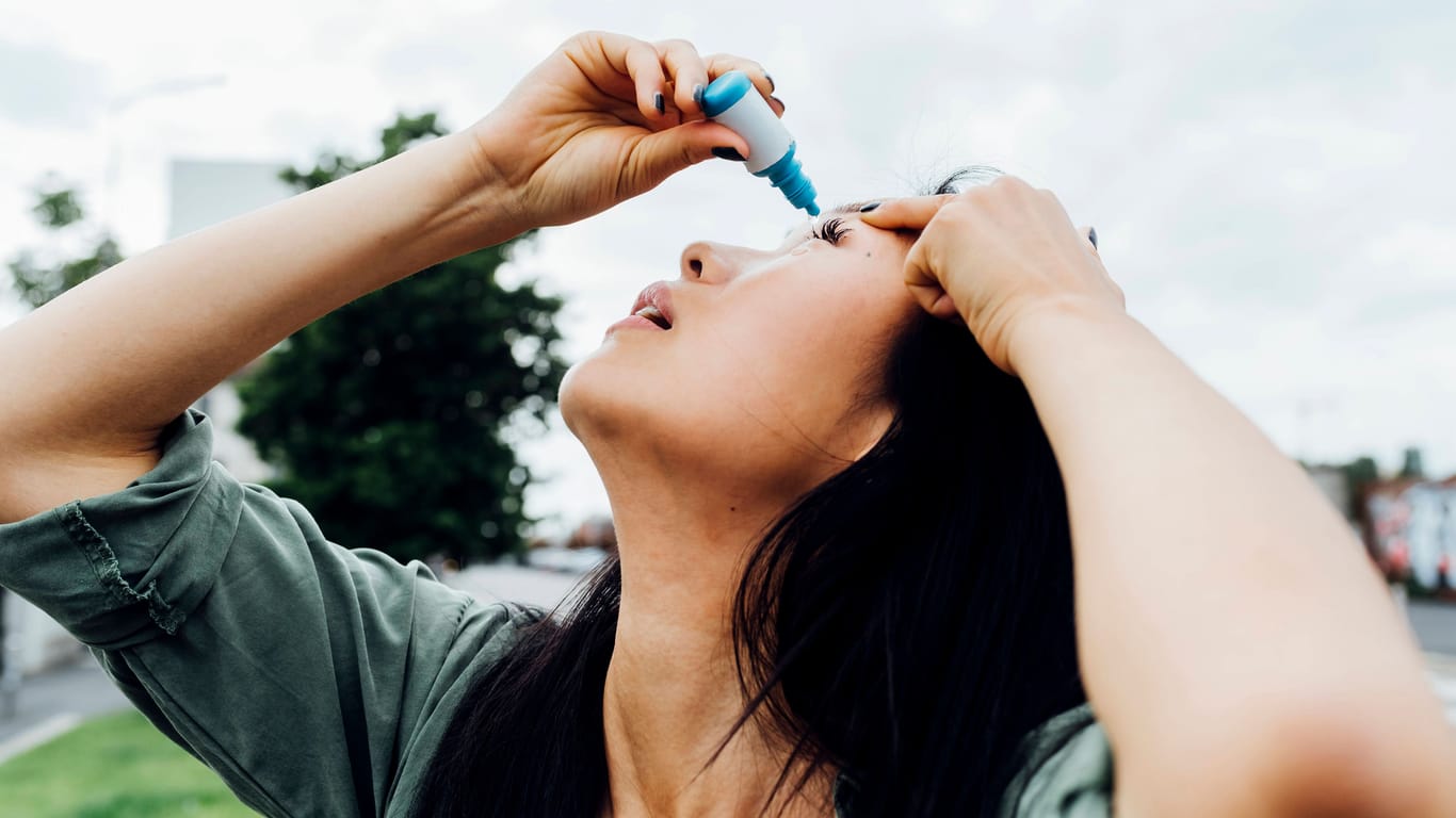 Eine junge Frau nutzt Augentropfen (Symbolbild): In den USA sind drei Menschen im Zusammenhang mit einem solchen Arzneimittel gestorben.